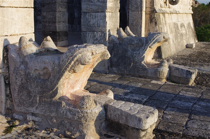 Kukulkan figures atop the Temple of the Warriors